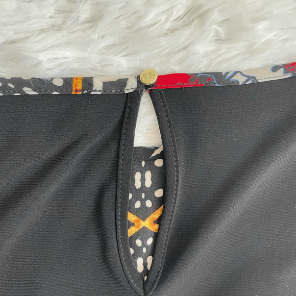 Chaus Geometric Abstract Short Sleeve Blouse Women’s size Medium - Picture 9 of 9